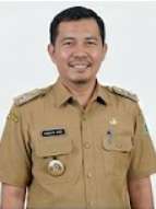 Puluhan warga Kelurahan Bonebone bersama aparat TNI, Polri, dan pihak kecamatan menggelar aksi gotong royong membersihkan area pesisir pantai dari sampah plastik. Langkah ini dilakukan sebagai upaya menjaga kebersihan lingkungan pesisir sekaligus mendukung kawasan Murhum sebagai salah satu sentra daya tarik wisata pesisir dan kuliner di Kota Baubau.